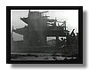 La puerta Rashomon, monumental en su tiempo, es una ruina ya en el S. XI, utilizada entonces solamente para apilar cadáveres de mendigos, abandonar bebés o guarecerse de la lluvia en días aciagos.