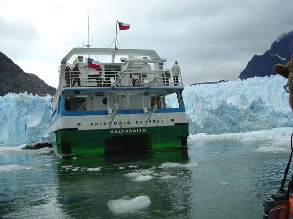 embarcaciones-en-glaciar-San-Rafael (02).JPG