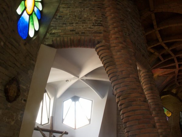 Cripta-Guell-Interior (02).jpg