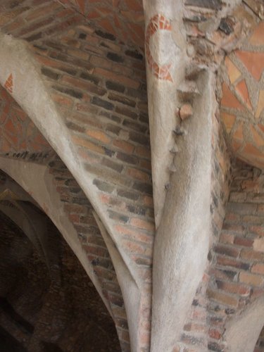 Cripta-Guell-Portico (16).jpg