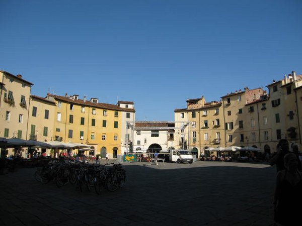Piazza-Anfiteatro-romano-Lucca (04).JPG