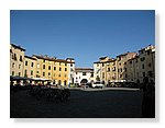 Piazza-Anfiteatro-romano-Lucca (04).JPG