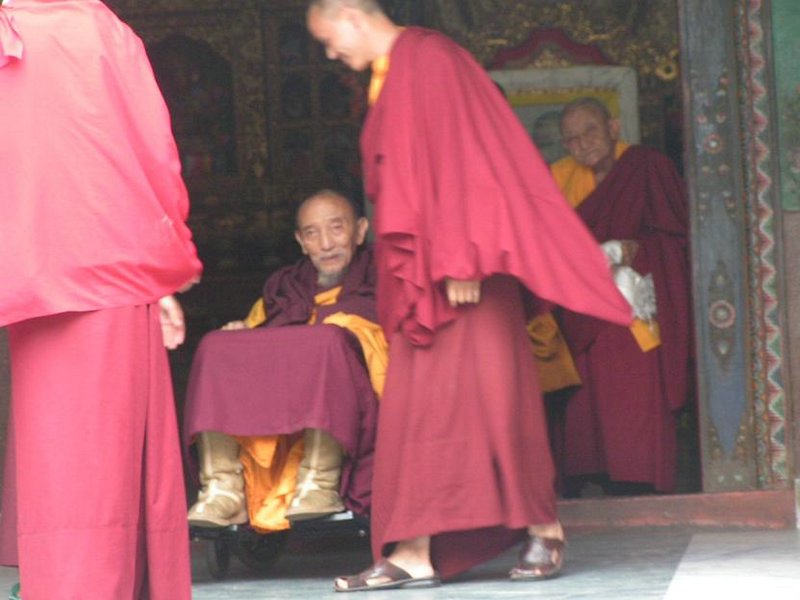 Nepal-(22)homenaje-a-uno-de-los-mas-viejos-lamas.jpg