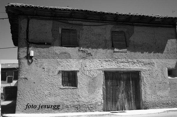 Pendones-en-San-Miguel-del-Camino (02).jpg