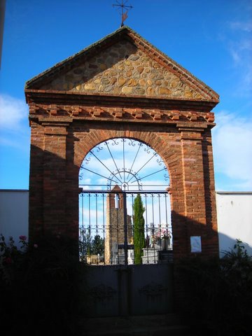 Puerta-cementerio-ermita.JPG